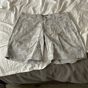Travis Matthew Men’s Golf Hawaiian themed shorts. Size 32